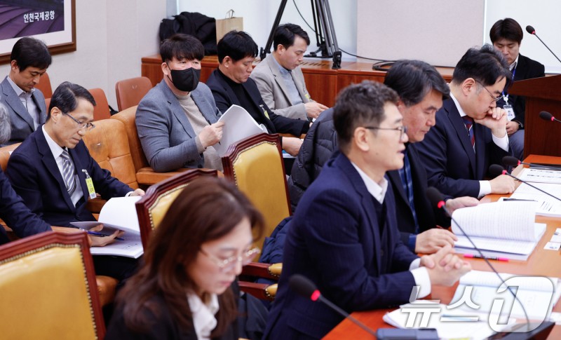 <b>여객기 참사 특별법 공청회</b> 진술듣는 유가족들