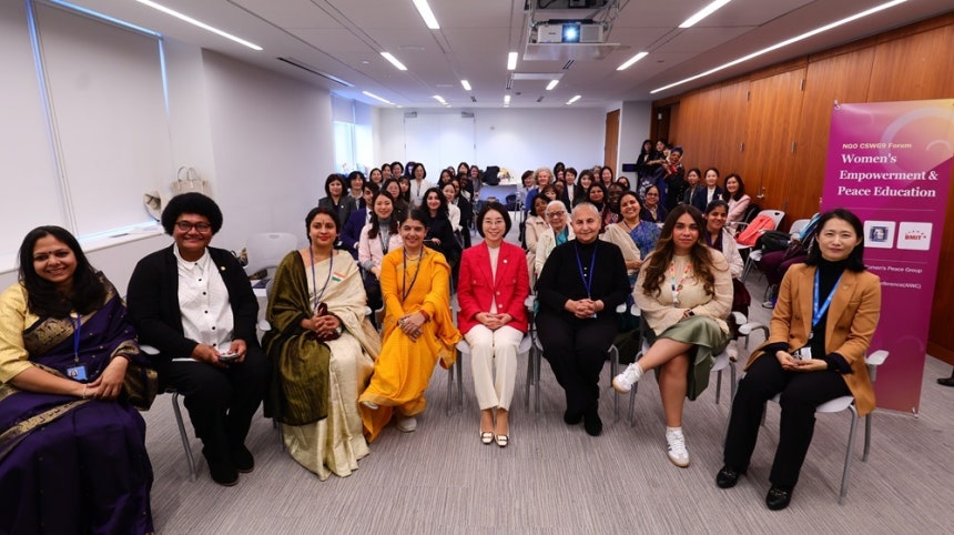 윤현숙 IWPG 대표(가운데)와 IWPG 관계자를 비롯한 참석자들이 18일 IWPG가 개최한 유엔 CSW69 NGO 포럼에서 기념사진을 촬영하고 있다. / 사진=IWPG 제공