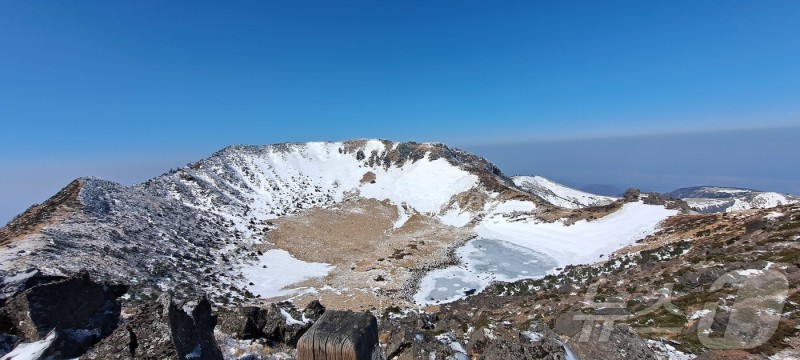 54일 만에 열린 <b>한라산 백록담</b>…성판악 탐방로 재<b>개방</b>
