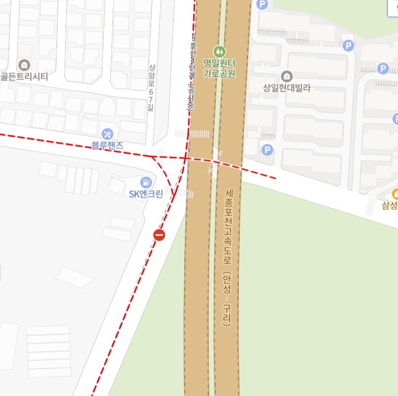 강동구 명일동 싱크홀 사고 발생 위치. 지하철 9호선 연장 공사 구간과 서울세종고속도로 지하 구간이 맞물리는 시작점이다.(네이버지도).