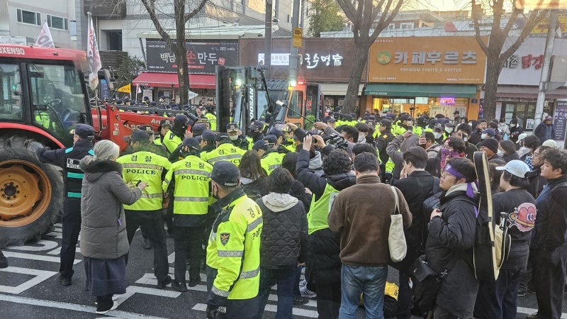 <b>경찰</b>, 광화문서 전농 <b>트랙터</b> 1대 <b>견인</b> 시도 중