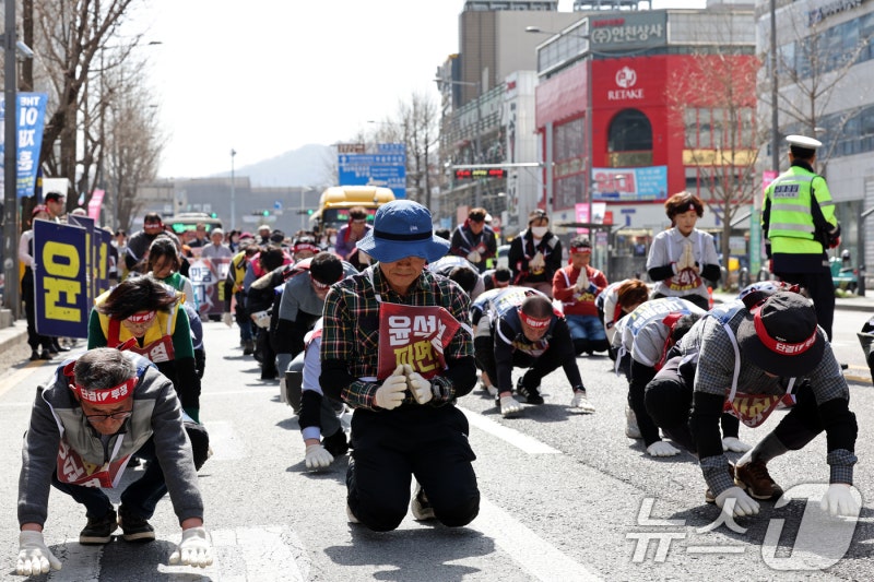 <b>삼보일배</b>하며 거리로 나선 광주비상행동