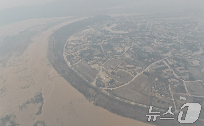 '괴물 <b>산불</b>' <b>안동</b> <b>하회마을</b>·<b>병산서원</b> 2 앞…주민들 대피령