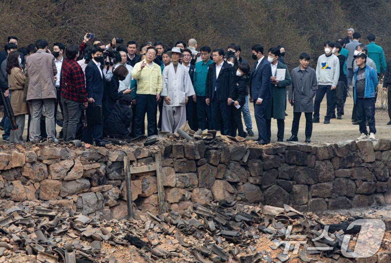 <b>고운사 산불</b> 현장 찾은 <b>이재명</b> 대표