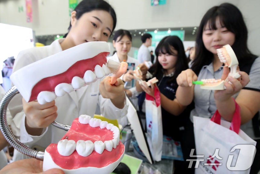 2024년 7월 19일 '제15회 대구진로진학박람회'를 찾은 학생들이 대구보건대 부스에서 올바른 칫솔질 등 구강위생 관리법을 배우고 있다.. 2024.7.19/뉴스1 ⓒ News1 공정식 기자