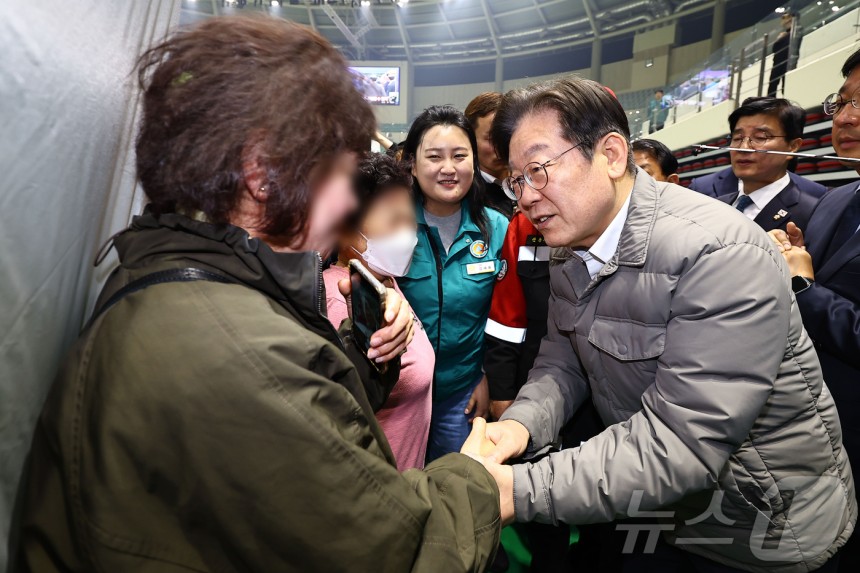 이재명 더불어민주당 대표가 26일 경북 안동체육관에 마련된 산불 이재민 대피소를 방문해 이재민을 격려하고 있다. (공동취재) 2025.3.26/뉴스1 ⓒ News1 이승배 기자
