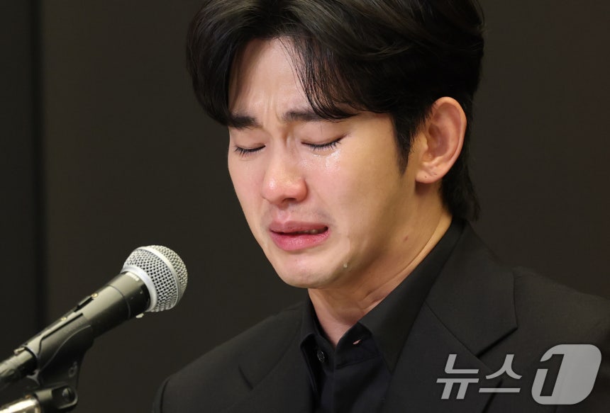 배우 김수현이 31일 오후 서울 마포구 스탠포트호텔에서 긴급 기자회견을 열고 고(故) 김새론이 미성년자일 때부터 교제했다는 의혹을 비롯한 각종 논란에 대해 입장을 밝히고 있다. 2025.3.31/뉴스1 ⓒ News1