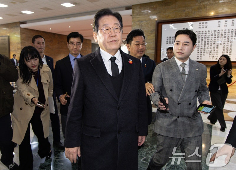 <b>본회의</b>장 향하는 <b>이재명 대표</b>