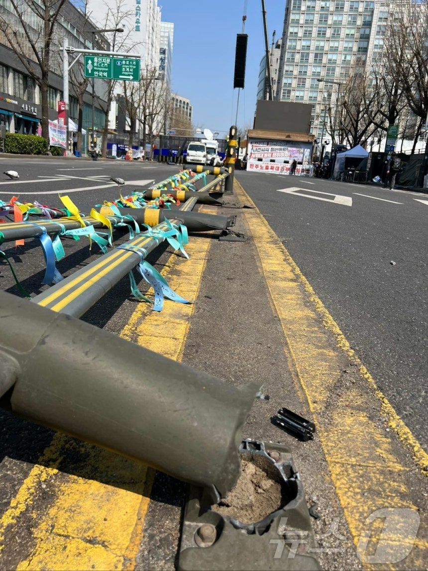 3일 서울시 종로구 안국빌딩 앞 도로 중앙분리대가 쓰러져 있다. 2025.04.03/(출처 : 임태훈 군인권센터 소장 X)