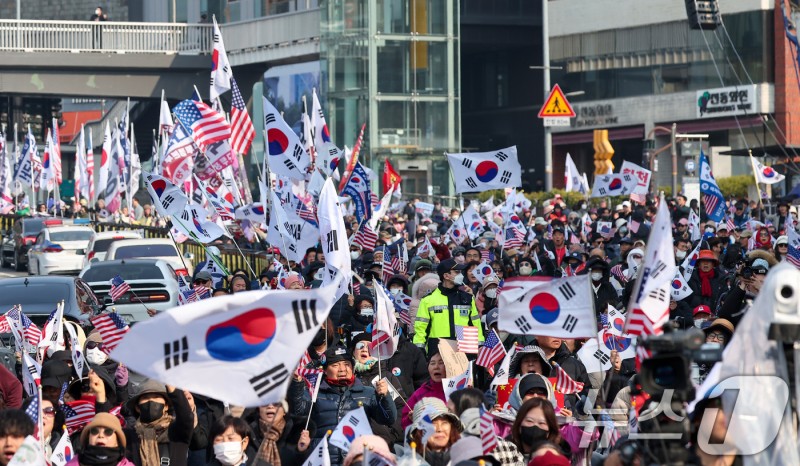 대통령 관저 앞에 모인 <b>윤석열</b> 대통령 지지자들