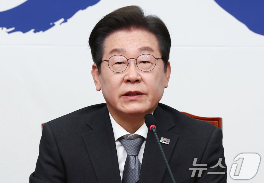 이재명 더불어민주당 대표가 4일 서울 여의도 국회에서 헌법재판소의 윤석열 대통령 파면 결정에 대한 입장을 밝히고 있다. 2024.4.4/뉴스1 ⓒ News1 김민지 기자