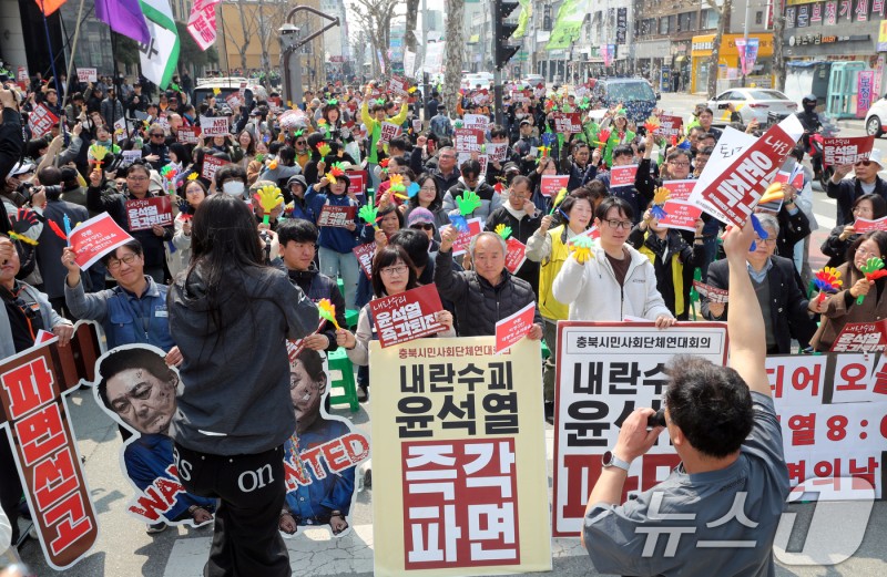 '찐윤' <b>김영환</b> 충북<b>지사</b>, 내년 <b>재선가도</b> 좁아지나?