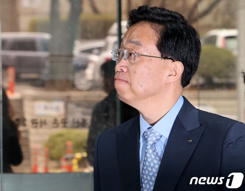 '8억 <b>뇌물</b> 의혹' <b>전준경</b> 前<b>민주연</b> 부원장, 1심 징역형·법정구속(종합)