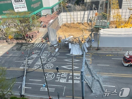 <b>영등포구</b> 공사현장 적재물 추락해 <b>전신주</b> 쓰러져…일대 정전