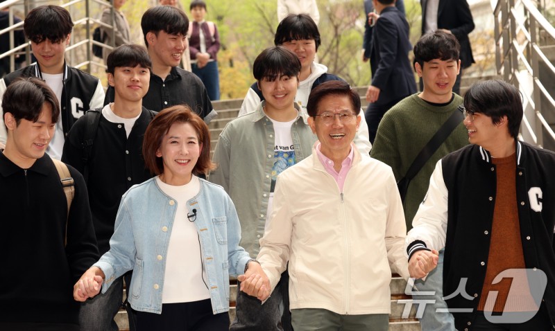 <b>청년</b>들 손잡은 <b>나경원</b>·<b>김문수</b>