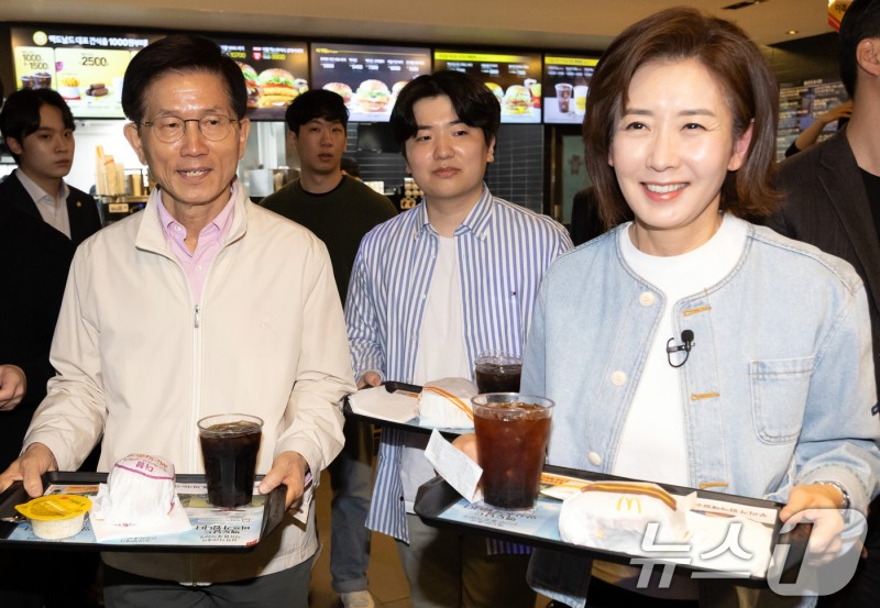 <b>김문수</b>-<b>나경원</b> 청년들과 햄버거 회동…연이틀 밀착에 <b>연대</b>설 '솔솔'