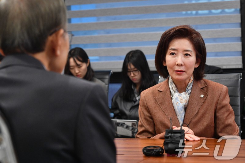 <b>나경원</b>, <b>이명박 전 대통령 예방</b>