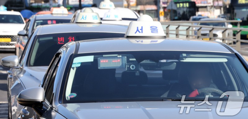같은 손님 연달아 태운 <b>택시기사 부부</b>의 촉…3억8000만원 <b>보이스피싱</b> 막...
