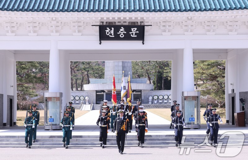 재개된 <b>현충문</b> 軍 <b>의장행사</b>