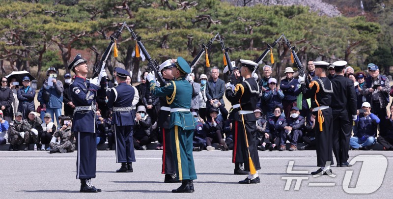 <b>현충문</b> 정례 <b>군 의장행사</b>