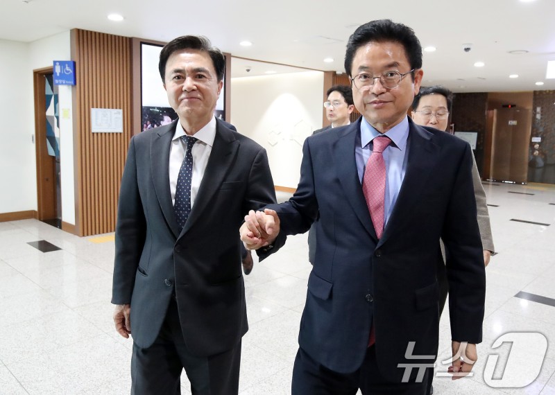 김태흠 충남지사 만난 <b>이철우 경북지사</b>