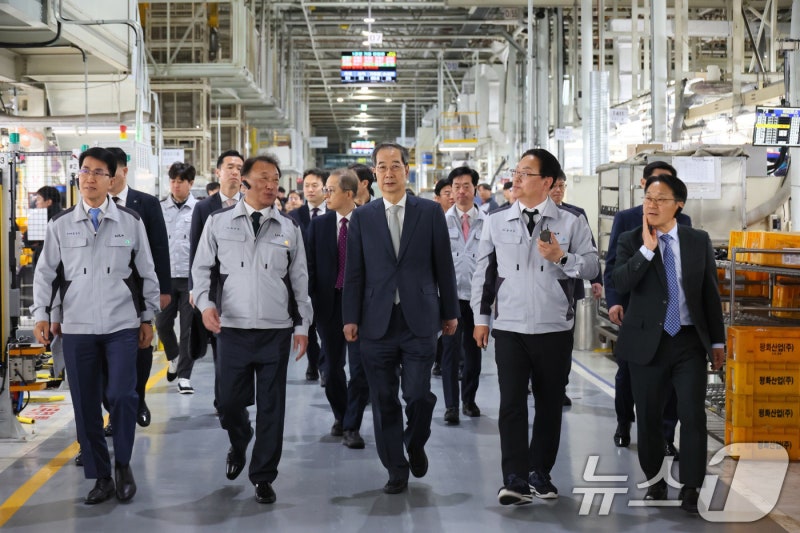 자동차산업 <b>현장 방문</b>한 <b>한덕수 권한대행</b>