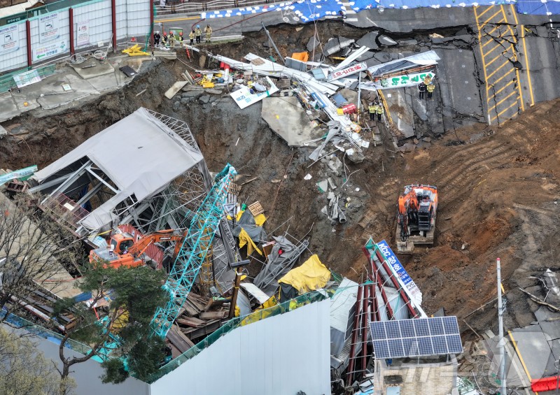 "34.5m 중 21m까지 굴착"…'광명 <b>신안산선 붕괴</b>' <b>실종자</b> 엿새째 수색