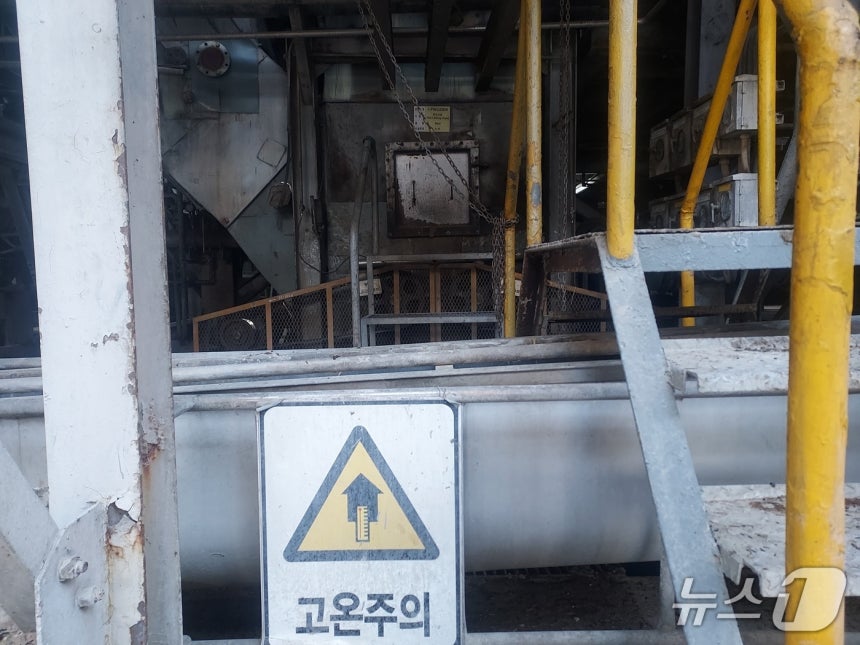 17일 오전 7시 36분께 전북자치도 전주시 덕진구 팔복동 전주페이퍼 공장에서 고압 건조 중이던 슬러지(침전물)가 분출돼 근로자 3명이 화상을 입었다.(전북소방 제공. 재판매 및 DB금지)