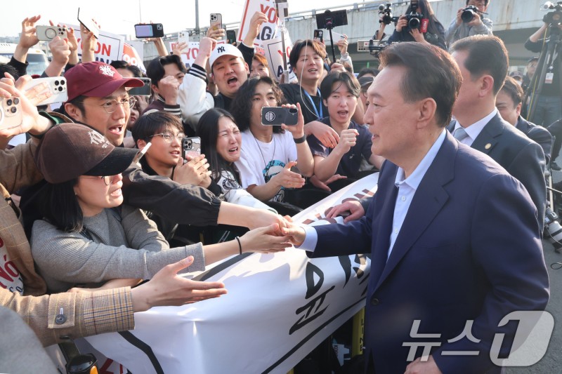 尹 만류에 변호인단 '<b>윤어게인 신당</b>' 취소…"하나로 합쳐야 할 때"(종합...