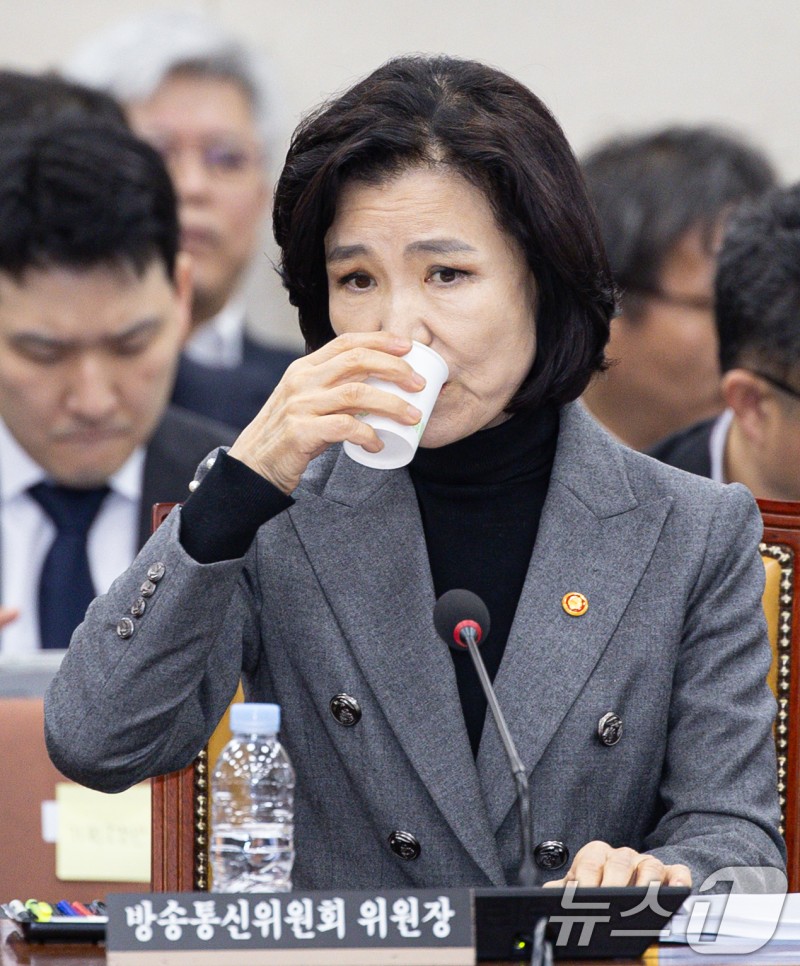 목 축이는 <b>이진숙 방통위원장</b>