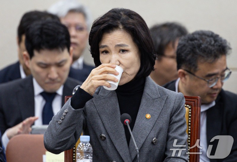 물 마시는 <b>이진숙 방통위원장</b>