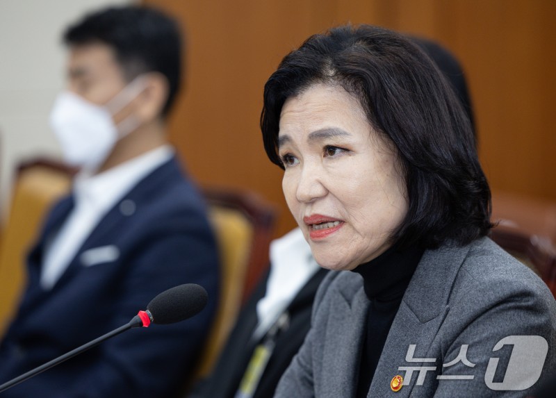 답변하는 <b>이진숙 방통위원장</b>