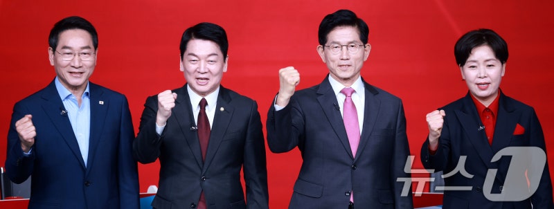 <b>안철수</b> "<b>계엄</b> 옹호하냐" <b>김문수</b> "찬성한 적 없지만 민주당 책임"