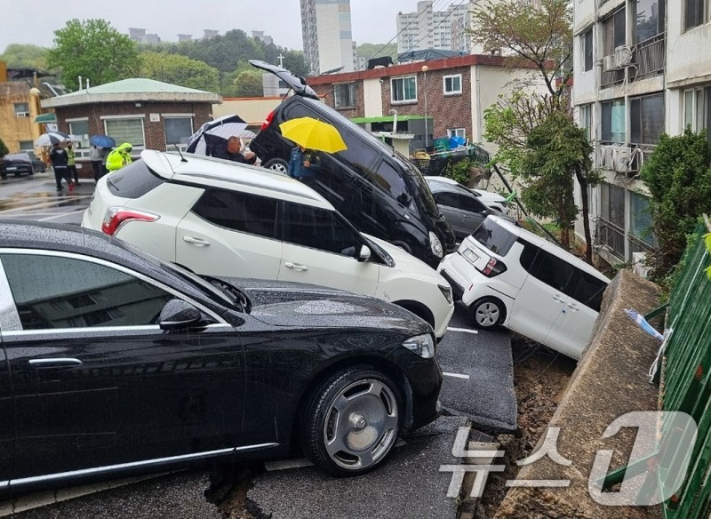 <b>남양주 아파트</b> 주차장 <b>옹벽 붕괴</b>…40여 가구 이재민 발생(종합)