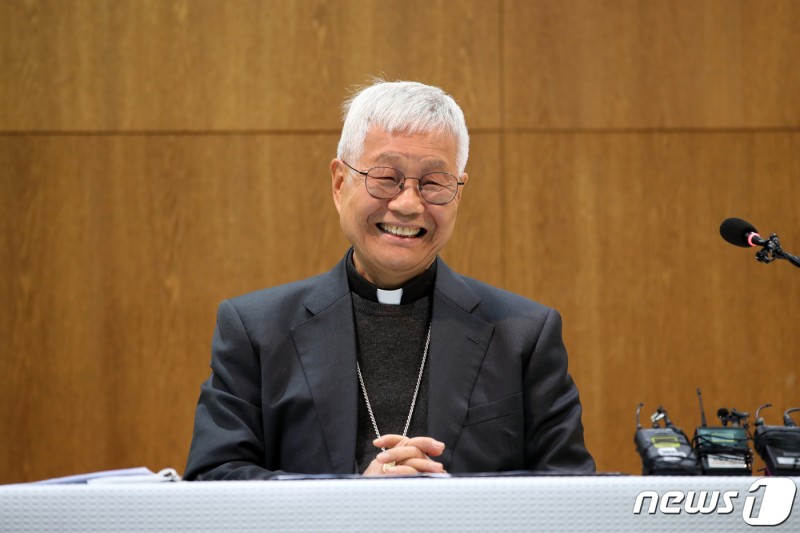 '<b>교황</b> 후보 거론' <b>유흥식 추기경</b> "주님 앞에서 동양·서양 없어"