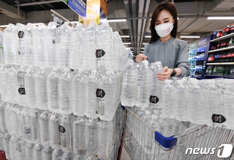 기후위기 속 30년 만의 <b>먹는샘물</b> 제도 손질…<b>인증제</b>·과태료 정비