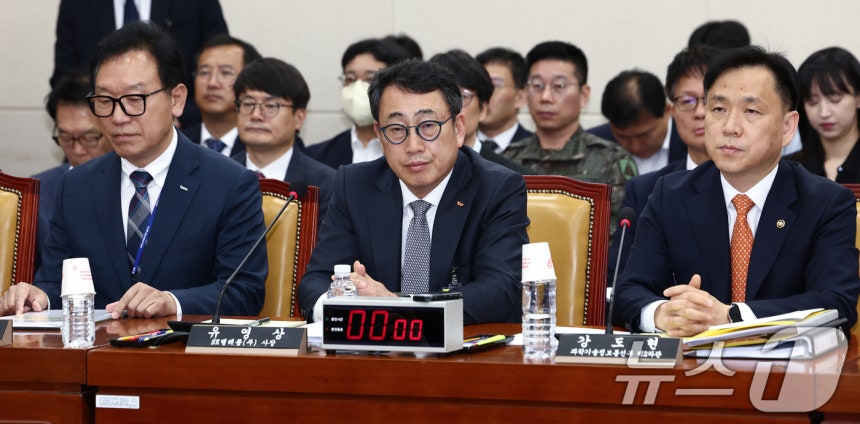 SK Telecom CEO Yoo Young-sang listens to questions from lawmakers during a hearing in the broadcasting and telecommunications sectors, including YTN, held at the National Assembly's Committee on Science, ICT, Broadcasting and Communications in Yeouido, Seoul, on the morning of the 30th. From left: Lee Sang-jung, President of the Korea Internet & Security Agency; CEO Yoo; Kang Do-hyung, Second Vice Minister of Science and ICT. April 30, 2025 / News1 ⓒ News1 Reporter Kim Min-ji