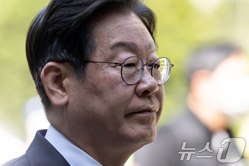 이재명 더불어민주당 대선 후보가 29일 오전 서울 서초구 서울중앙지방법원에서 열린 '대장동 배임 및 성남FC 뇌물' 1심 속행 공판에 출석하고 있다.2025.4.29/뉴스1 ⓒ News1 이승배 기자