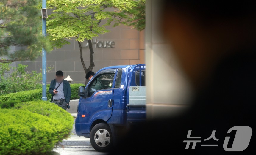 검찰이 30일 무속인 '건진법사' 전성배 씨의 청탁금지법 위반 혐의와 관련해 윤석열 전 대통령의 서초동 사저를 압수수색에 들어갔다.검찰은 김건희 여사에게 선물로 전달된 다이아몬드 목걸이와 명품 가방 등의 의혹을 수