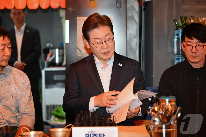 이재명 더불어민주당 대통령 후보가 1일 서울 종로구의 한 음식점에서 열린 비전형 노동자 간담회에 참석해 자료를 살피고 있다.(공동취재) 2025.5.1/뉴스1 ⓒ News1 이재명 기자