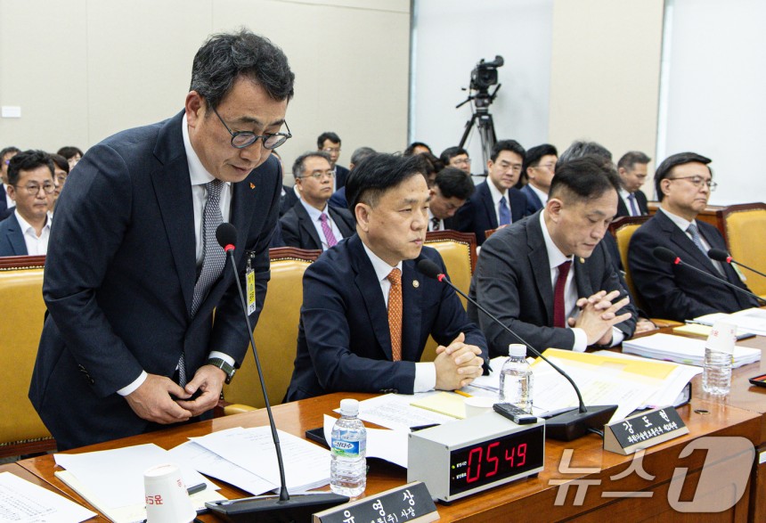 유영상 SK텔레콤 대표이사가 30일 오전 서울 여의도 국회 과학기술정보방송통신위원회에서 열린 YTN 등 방송·통신 분야 청문회에서 고개 숙여 사과하고 있다.2025.4.30/뉴스1 ⓒ News1 이재명 기자