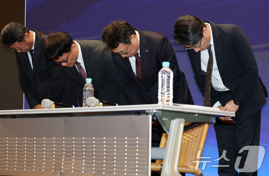 유영상 SK텔레콤 대표이사(오른쪽 두번째)를 비롯한 경영진 2일 오전 서울 중구 SK텔레콤 T타워에서 열린 사이버 침해 관련 일일 브리핑에서 유심(USIM) 정보 해킹 사고와 관련해 고개 숙여 사과하고 있다.202