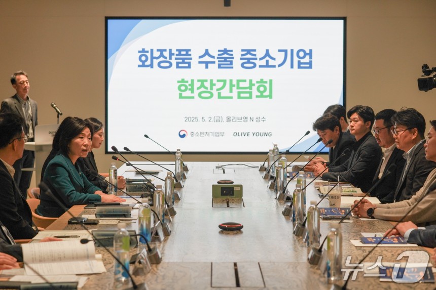 오영주 중소벤처기업부 장관이 2일 서울 성동구 올리브영N 성수에서 열린 'K-뷰티 수출 중소기업 현장 간담회'에서 모두 발언을 하고 있다.(중소벤처기업부 제공)