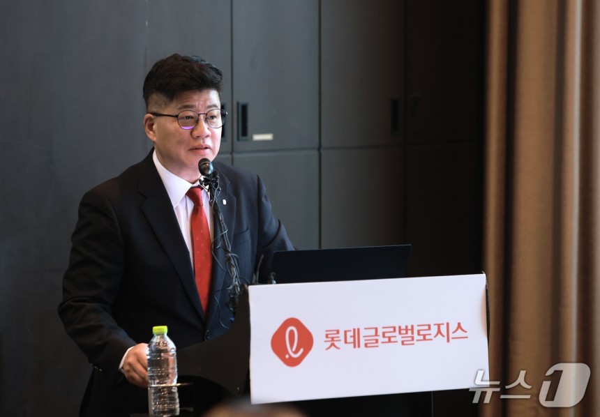 강병구 롯데글로벌로지스 대표이사가 지난달 21일 기업설명회에서 롯데글로벌로지스의 사업 전략과 비전을 설명하고 있다.(롯데글로벌로지스 제공)
