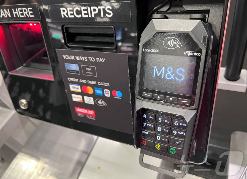 영국 대형 유통업체 마크스앤스펜서(M&S) 매장의 카드 결제기.2025.04.30.ⓒ 로이터=뉴스1 ⓒ News1 이지예 객원기자