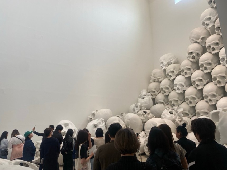 '론 뮤익'전 서울관 관람 모습.(국립현미술관 제공)