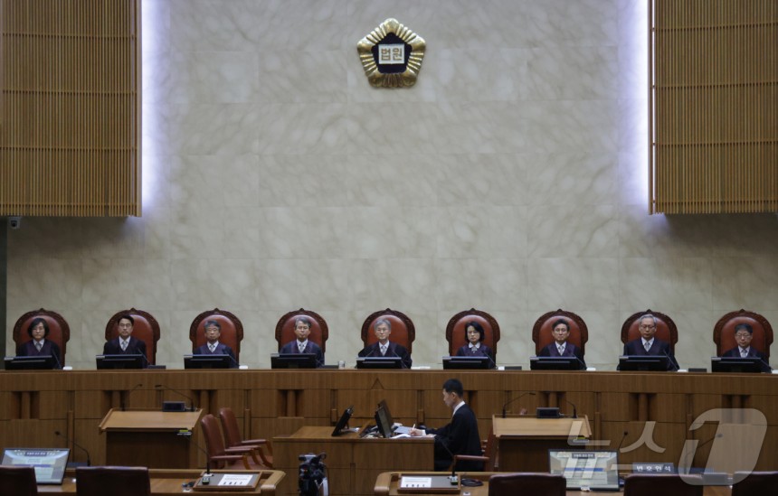 조희대 대법원장을 비롯한 대법관들이 1일 오후 더불어민주당 이재명 대선 후보의 공직선거법 사건 전원합의체 선고를 위해 서울 서초구 대법원 대법정에 입장해 있다.2025.5.1/뉴스1 ⓒ News1 사진공동취재단