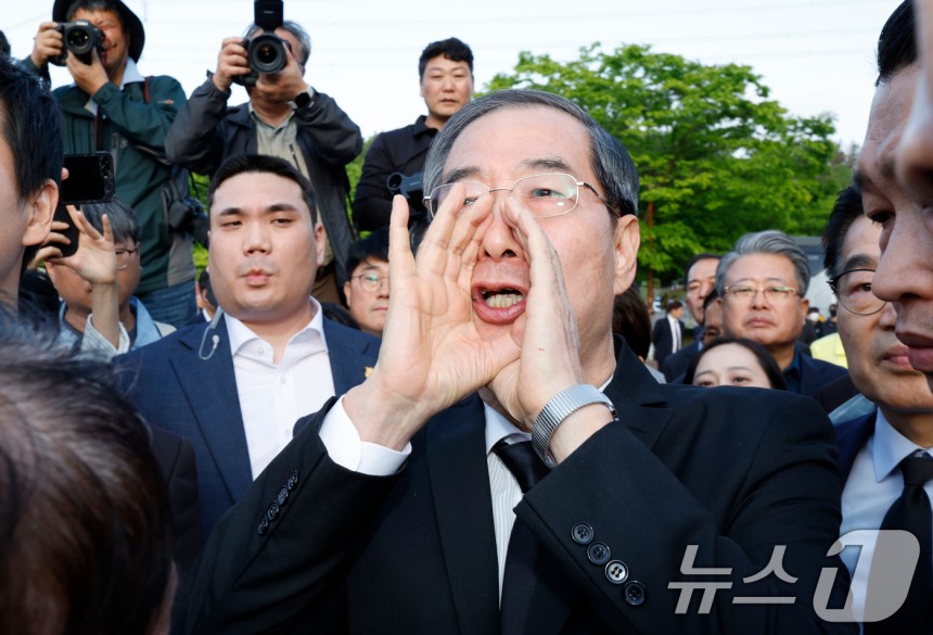한덕수 전 국무총리가 2일 오후 광주시 국립5.18민주묘역에 참배하려다 시민단체 반발로 입장이 막히자 "나도 호남사람입니다＂라고 외치고 있다.2025.5.2/뉴스1 ⓒ News1 김태성 기자