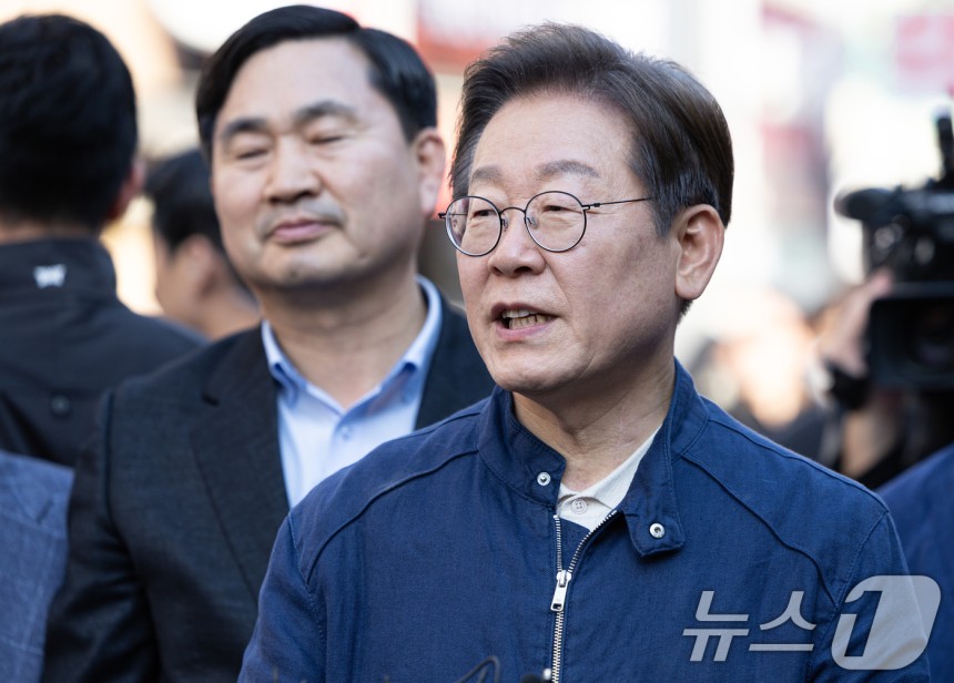 '골목골목 경청투어 : 접경벨트편'에 나선 이재명 더불어민주당 대통령 후보가 2일 오후 강원 인제군 북면 원통시장에서 시민들을 만난 후 백브리핑을 하고 있다.2025.5.2/뉴스1 ⓒ News1 이재명 기자