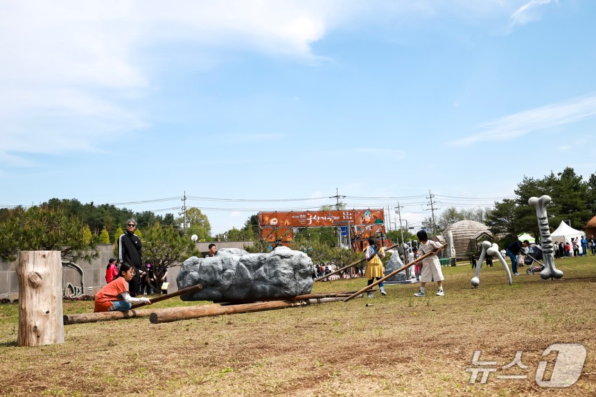 지난 2일 개막한 경기 연천군 구석기 축제.(연천군 제공,재판매 및 DB금지)